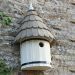 nichoir-tour-medievale-modele-pigeonnier-mésange-bleue-moineau-oiseaux-mur-suspendu-rustique